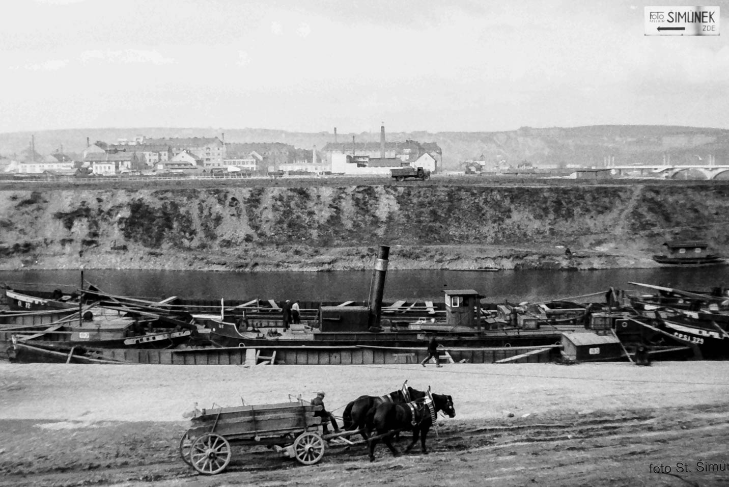 Snímek z jedoucího vlaku. Pohled od Karlína směrem k Holešovicům. Stanislav Šimůnek, 1931 (ič. 3084).